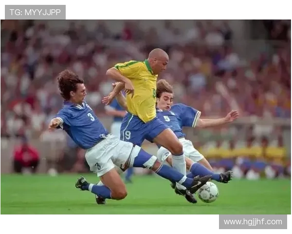 力气大的足球明星如何在赛场上展现力量与技巧的完美结合