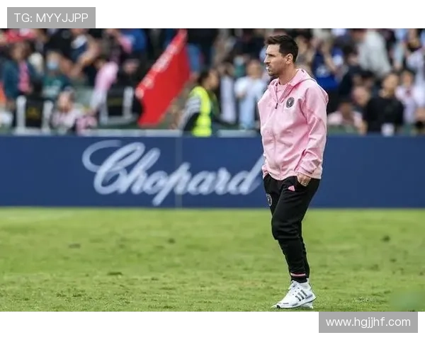 当红足球明星风采尽显球场内外的精彩瞬间大揭秘 当红足球明星风采尽显球场内外的精彩瞬间大揭秘